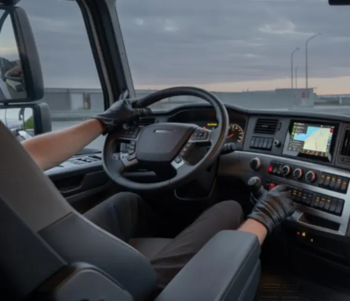 Cabine de camion avec GPS, documents de mission et instruments allumés avant le départ
